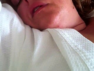 watching a mature milf touch her pussy in the hotel room secretly