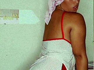 Morena with big tits takes a bath and shows off her ass in the shower on Red Bruna Paz