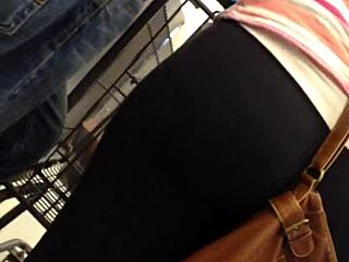 Yoga Leggings Show Off Bum!