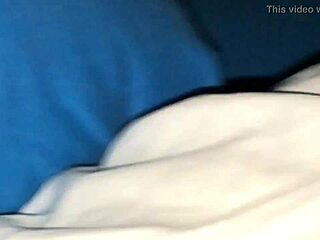 Minha esposa na cama de bunda de fora