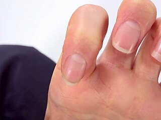 i love watchin girls with hand fetish, it's so excitin to see their soft hands