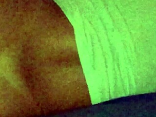 Minha esposa na cama de bunda de fora