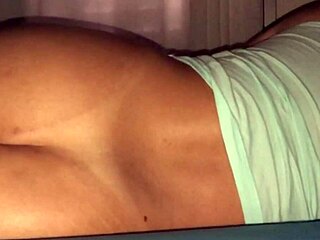 Minha esposa na cama de bunda de fora