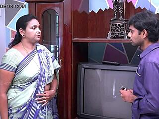 साड़ी आंटी टीवी रिपेयर बॉय को चुपके से फ्लैश करती... दांग, मैं अपने शब्दों में उलझ गया!