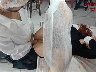 Doutor ginecologista tarado atende novinha branquinha no exame íntimo