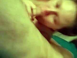 अरे, ये रेट्रो वाइफ बड़ा लंड चूस रही है देख