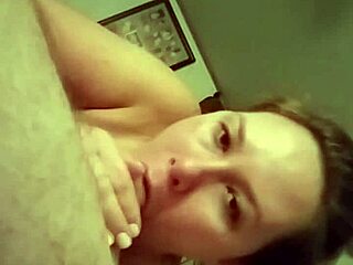 अरे, ये रेट्रो वाइफ बड़ा लंड चूस रही है देख