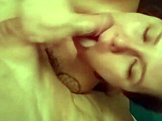 अरे, ये रेट्रो वाइफ बड़ा लंड चूस रही है देख