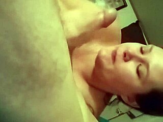 अरे, ये रेट्रो वाइफ बड़ा लंड चूस रही है देख