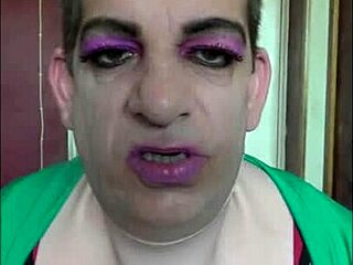 Offer your cock to this bisexual crossdresser.