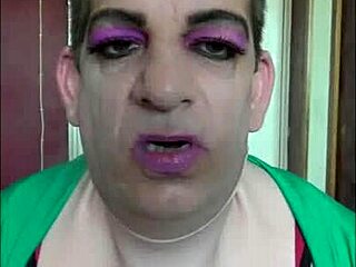 Offer your cock to this bisexual crossdresser.