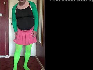 Offer your cock to this bisexual crossdresser.