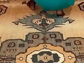 Olgun Türk woman wipes floor in pantyhose at ranch