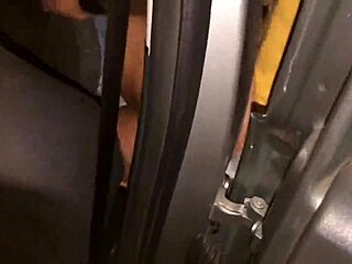 novinha TRANSA NA RUA sem camisinha. outdoor teen crossdressing.