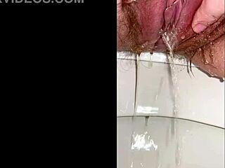 वाह जवाँ बालों वाली चूत मेरे टॉयलेट में जोरदार पेशाब!