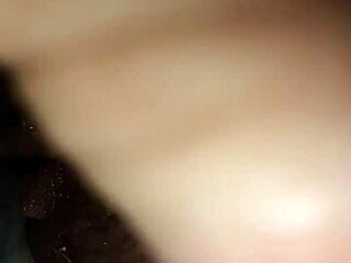 La rubia española me encanta que me estimulen el clítoris con una buena polla por la noche