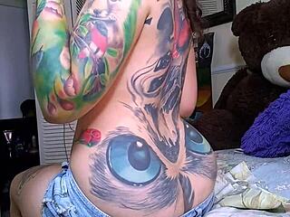 Stepmommy paints nails, buttcrack visible unnoticed.