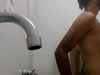 In this casual scene, the teen 18+ girl enjoys a rico baño with a monster cock pounding her hard.