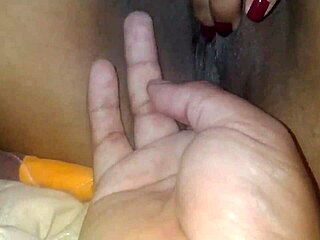 ella se masturba por primera vez y NO SABE COMO