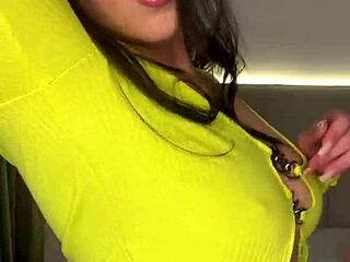 Gostosa webstripper rips clothes to show natural tits