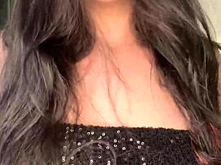 Gostosa webstripper rips clothes to show natural tits