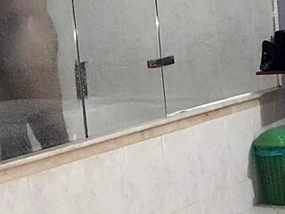 Argentinian chick rides and sucks in hotel bathtub