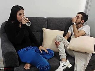 Joven Colombiana Chupa Verga Y Ofrece Coño En Masaje Caliente!