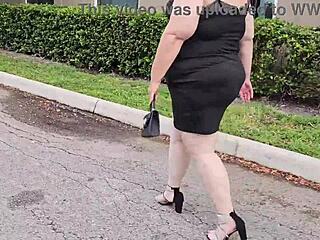 stranger saw my red panty and came on my leg in car