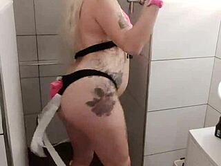 Pornstar plays with toys in tattooed session 😏