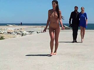 नंगी स्पैनिश हसीना ने बीच पर हिम्मत भरी नुमाइश की