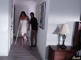 अरे, कर्वी सौतेली मां को सौतेले बेटे के सख्त लंड पर सवार होते देखना है?