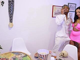 Rabuda tá com encosto bent over for monster cock close-up