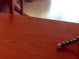 Tomas Falsas Follas Su Novia En La Silla Del Salon