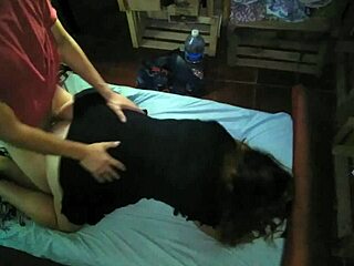 chico de remera roja coge muchacha de vestido negro de perrito