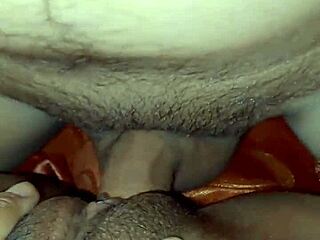 chupandole el coño bien rico a mi mujer mientras ella gime de placer