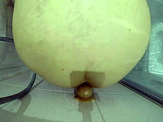 Dickes Opfer Endures Bloody Dildo Fuck In Shower