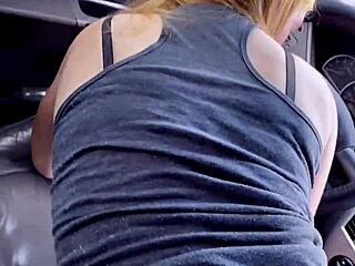 Guy fucks petite 18+ girl in the car, her big ass bouncing 😍