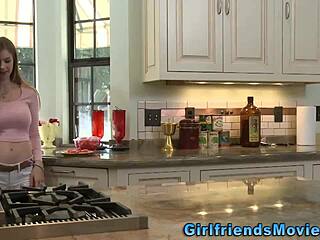 i made this lesbain brunette orgasm with my fingrs