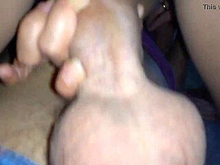 18+ जवान बीवी दोस्त के मोटे लंड पर बिना कंडोम राइड कर मज़ा ले रही