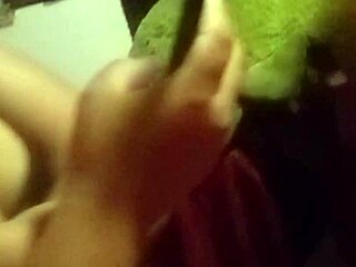 le gusta que le chupe las nipples, qué rico