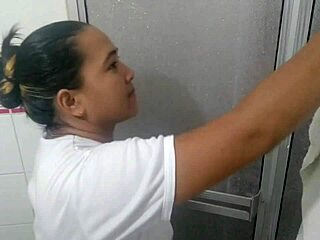 mi madrastra se une a mi ducha y me besa