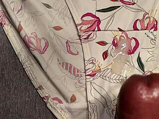 Me vine sobre los calzones blancos de flores de mi mejor amiga, fetish girlfriend panties masturbation with cumshot