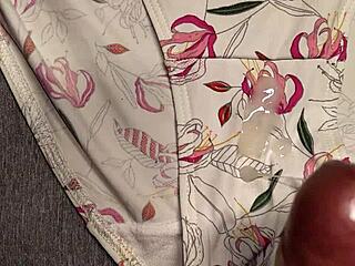Me vine sobre los calzones blancos de flores de mi mejor amiga, fetish girlfriend panties masturbation with cumshot