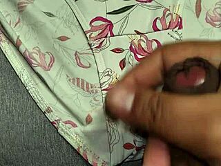 Me vine sobre los calzones blancos de flores de mi mejor amiga, fetish girlfriend panties masturbation with cumshot