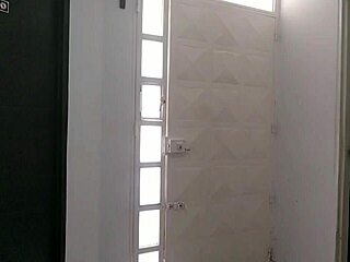 contrato a un plomero para que me revise la cañería y termina revisando mi culo grande