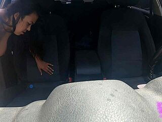Tetona Folla Extra�o Que Se Une Mientras Se Masturba En El Coche Encuentro Fugaz
