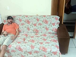 पत्नी पति के दोस्त के लिए छुपके से दिखाती है