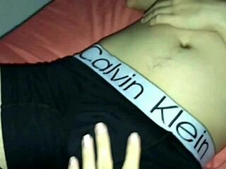 una rica mamada y una buena paja con los pies a mi hermanastro