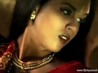 Sensual Oriental Babe Teases with Erotic Body Movements