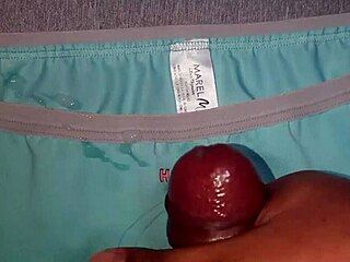 buena corrida de leche sobre los calzoncitos celestes favoritos de mi amiga